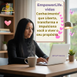 Profissional trabalhando em laptop em ambiente iluminado, representando a marca Empowerlife.vidas e o propósito de transformar vidas através do conhecimento.